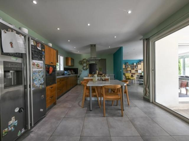 Belle villa contemporaine avec bassin à Bouillargeus en périphérie de Nîmes