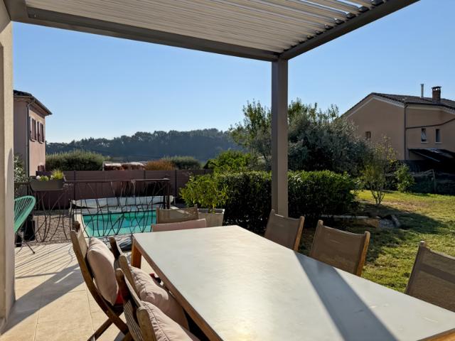 Belle Villa Contemporaine avec Piscine.
