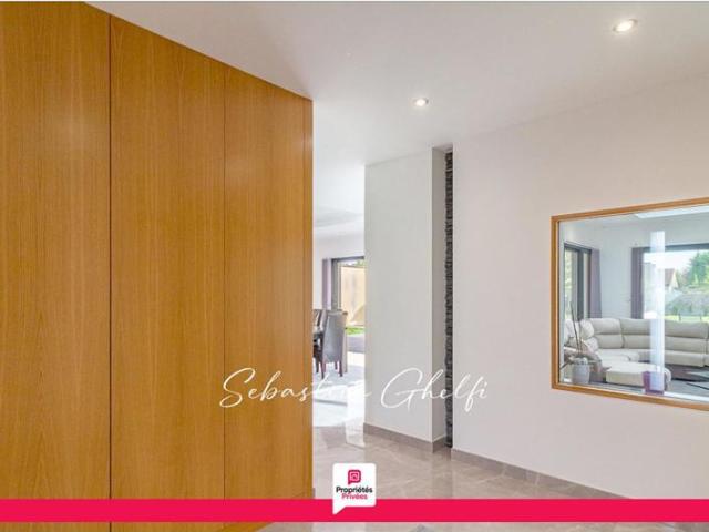belle villa de plain pied avec piscine 4 chambres dont 1 suite double garage