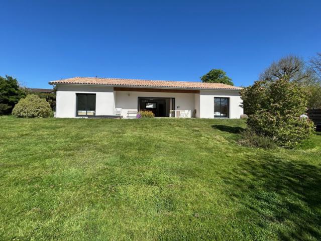 Belle villa de plain pied de 128m2 avec jardin en bord de Ga
