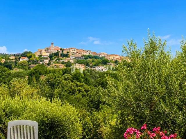 Belle villa dominante proche Valbonne village