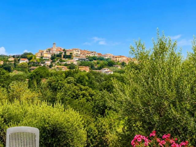 Belle villa dominante proche Valbonne village