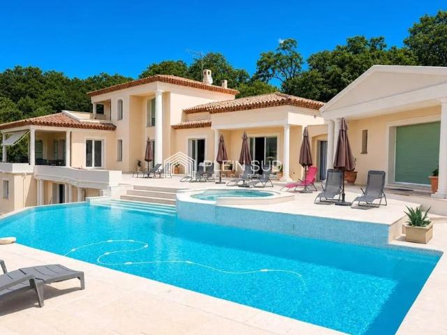 Belle villa dominante proche Valbonne village