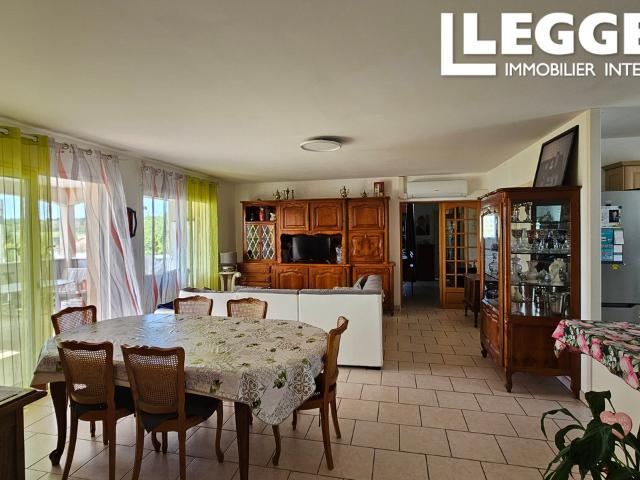 Belle villa en plain pied divisable en deux logements séparés, dépendances et jardin de 2968m²