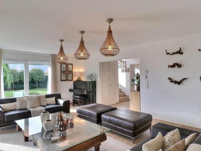 Belle villa individuelle de 5,5 pieces avec tres belle vue dans un quartier residentiel calme5.5 zimmer einfamilienvilla mit sehr schöner aussicht in einem ruhigen wohnviertel
