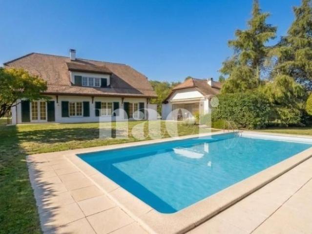Belle villa individuelle et familiale partiellement rénovée, de 6 pièces avec jardin et piscine