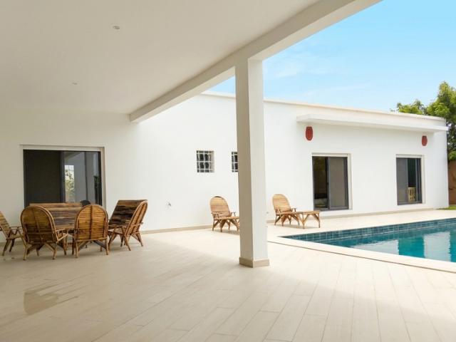 BELLE VILLA NEUVE VENDUE MEUBLEE AVEC PISCINE SUR 930m2 DE TERRAIN SITUEE DANS UNE NOUVELLE RESIDENCE