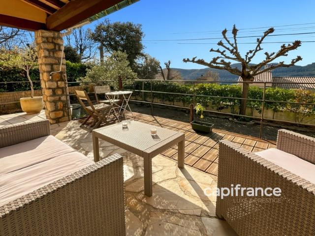 Belle villa provençale rénovée avec vue sur les collines à BAGNOLS EN FORET 83