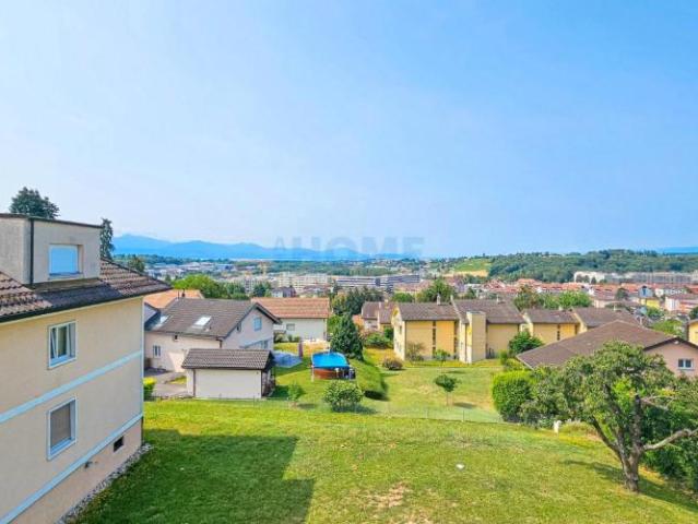 Belle vue dans un charmant appartement rénové de 4.5 pièces au 1er étage