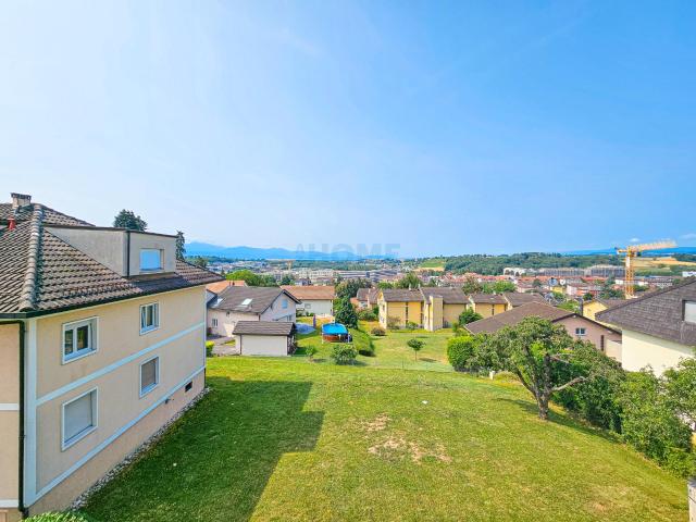 Belle vue dans un charmant appartement rénové de 4.5 pièces au 1er étage