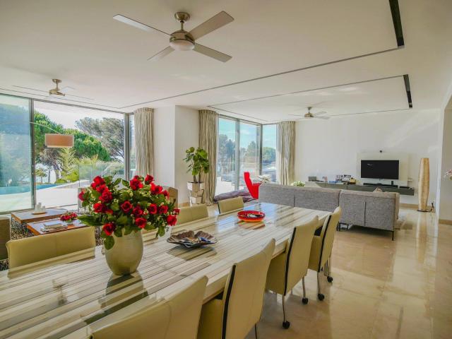 Belle vue mer pour cette magnifique villa contemporaine face. 180m² Sainte Maxime