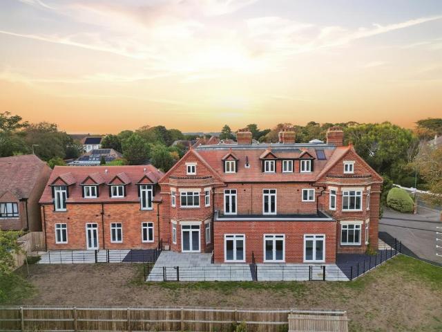 Belle Vue Road, Bournemouth BH6 3 bed apartment to rent £1,950 pcm £450 pw