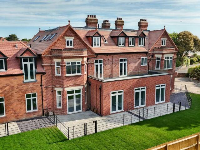 Belle Vue Road, Bournemouth BH6 2 bed flat to rent £1,500 pcm £346 pw