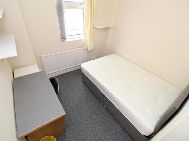 Belle Vue Terrace, Pontypridd CF37 1 bed in a house share to rent £425 pcm £98 pw