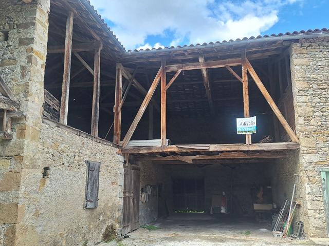 Belle batisse en pierre entiérement rénovée de 245 m2, grange et terrain