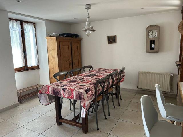Belle bâtisse savoyarde à louer dans hameau paisible