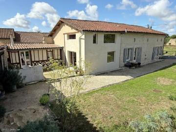 Belle Charentaise Avec 4 Chambres Et Jardin Clos Sur 1433m² 195m² Nanteuil en Vallée