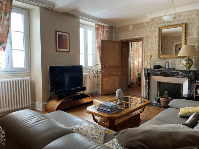 Belle charentaise d'env. 260m² en centre de bourg 260m² Hiersac