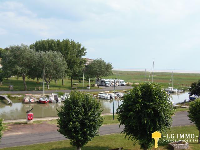 Belle Charentaise surplombant un joli port avec vue de l'estuaire