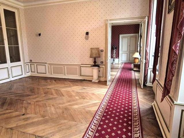 Belle Demeure ou Château de 415 m² à Réhabiliter et Restaurer avec Cour, Garage, Terrasses, Cave voûtée, Chaufferie Fioul et Poêle à Granulés, Greniers de 150 m², Dépendances et Terrain clos et paysager de 3050 m²
