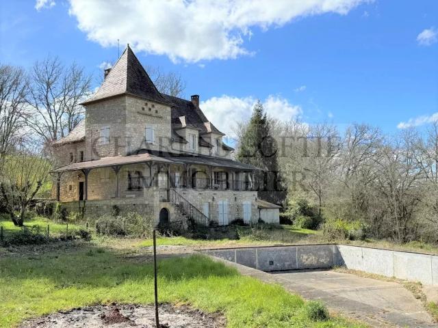Belle demeure à remettre au goût du jour, nichée dans son parc de plus de 7200 m², avec piscine