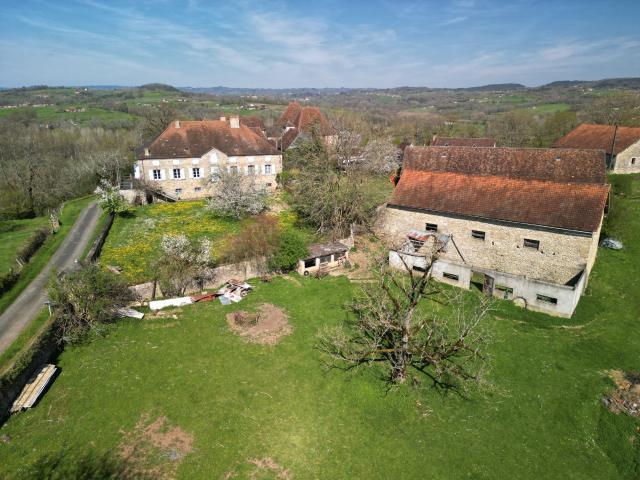 Belle demeure bourgeoise avec grand terrain et dépendances