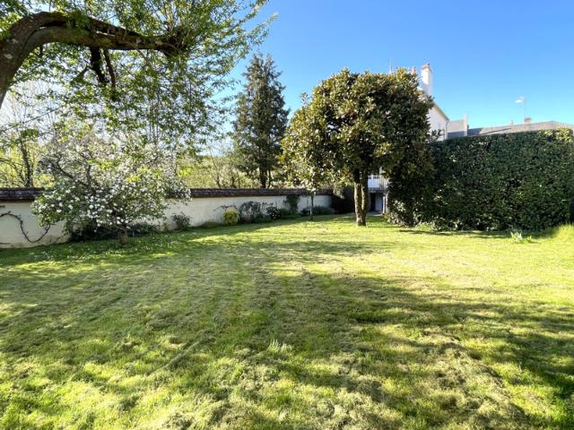 BELLE DEMEURE CENTRE VILLE PREMERY JARDIN AU CALME