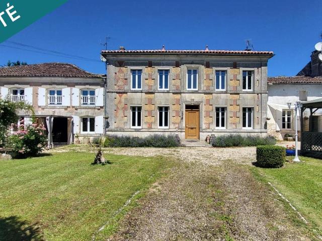 Belle demeure charentaise de 351 m2 environ 351m² Louzac Saint André