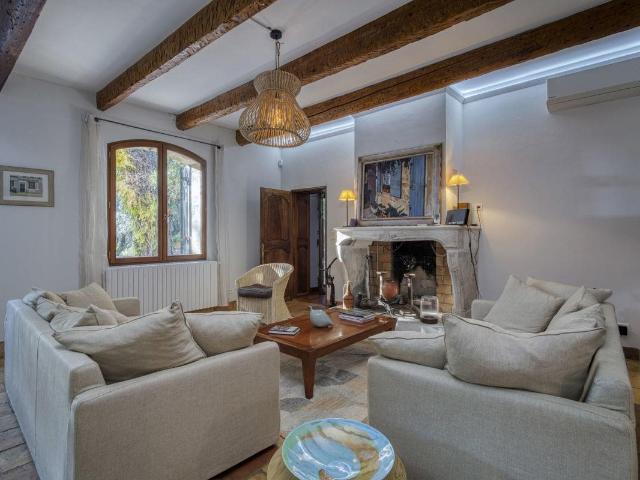 Belle demeure de caractère au calme avec dépendance et pisci. 371m² Châteauneuf Du Pape