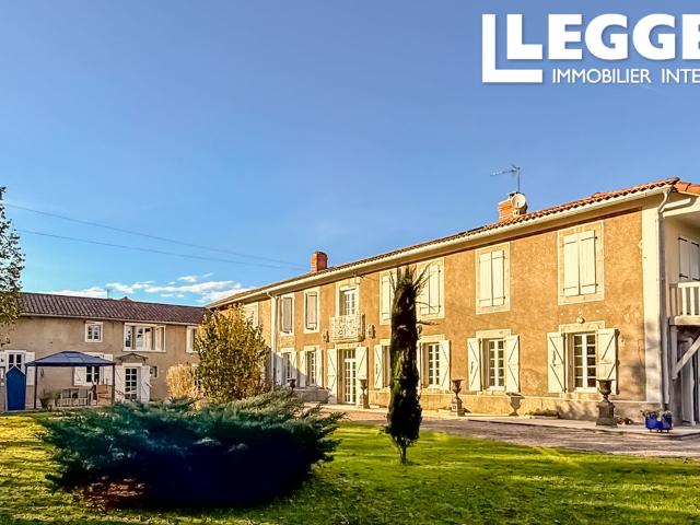 Belle demeure de caractère avec gîte, 2em maison et grande piscine sur 15,195 m² de parc plat et privatif