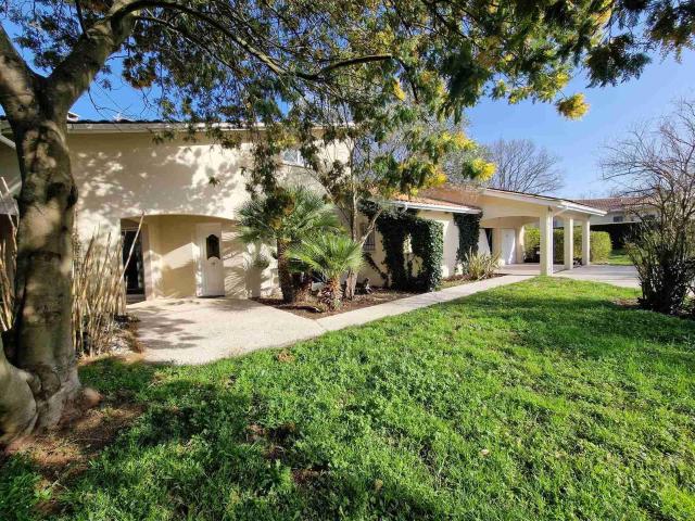 Belle et grande contemporaine avec double garage et piscine 246m² Plassac