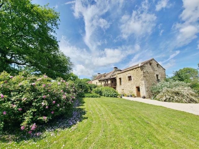 Belle et grande bâtisse dans un hameau. 225m² Caylus