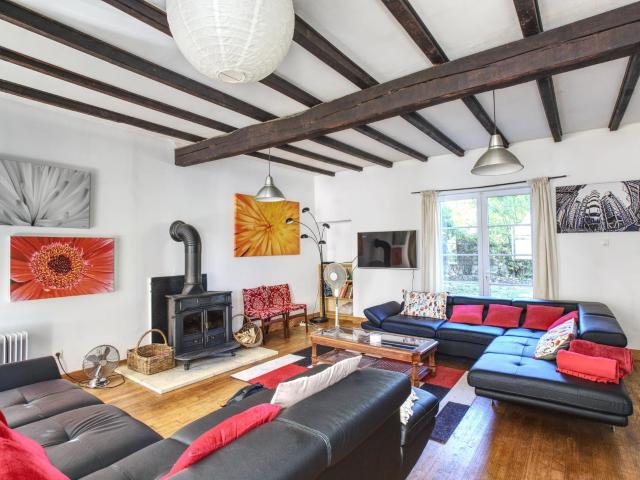 Belle et grande maison de 4 chambres, grand garage et atelie. 170m² Les Adjots