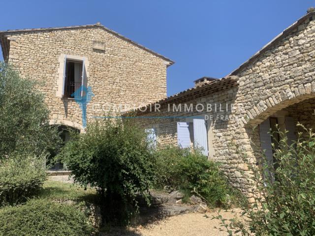Belle et grande maison en pierres avec piscine