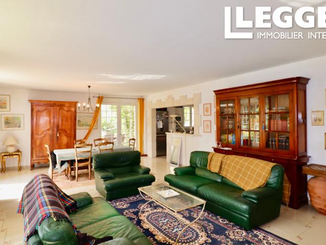 Belle et spacieuse maison de 4 chambres sur un terrain de 1,7 hectare  à proximité des commerces