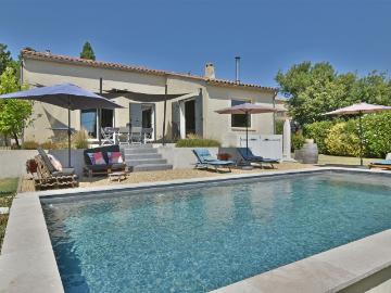 Belle et spacieuse villa de plain pied P5 d'env. 137m2 sur terrain d'env. 1101m2 avec piscine garage