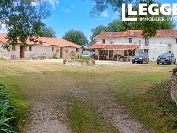 Belle ferme ancienne rénovée, indépendante, avec gîte indépendant et piscine sur un terrain de 22 346 m²