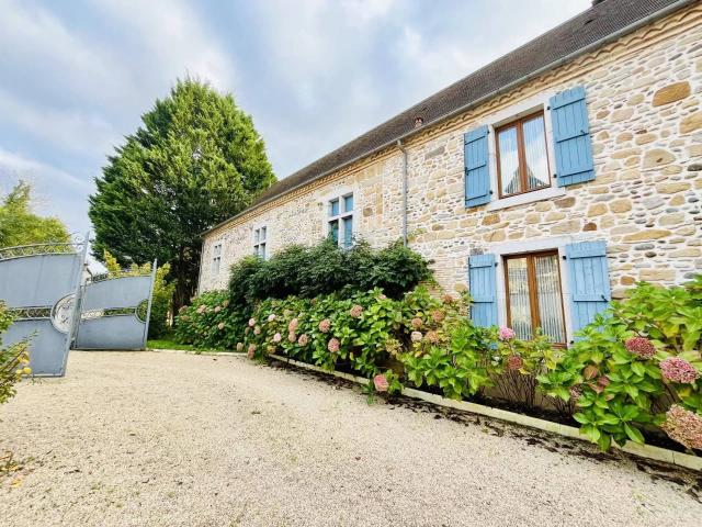 Belle ferme rénovée avec granges attenantes et jardins magnifiques
