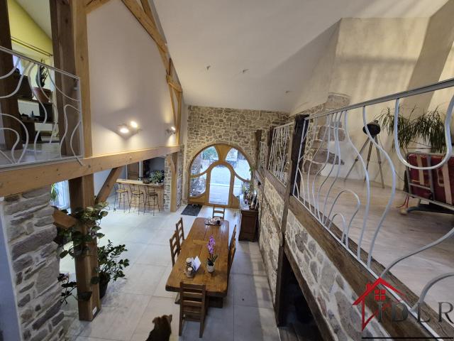 Belle ferme rénovée de 190 m2 avec terrain constructible et mobil home habitable