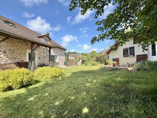 Belle fermette avec maison d'amis à vendre près de Montreuillon