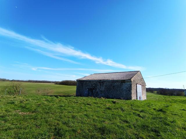 Belle grange à rénover avec beau terrain à la campagne 160m² Mauroux