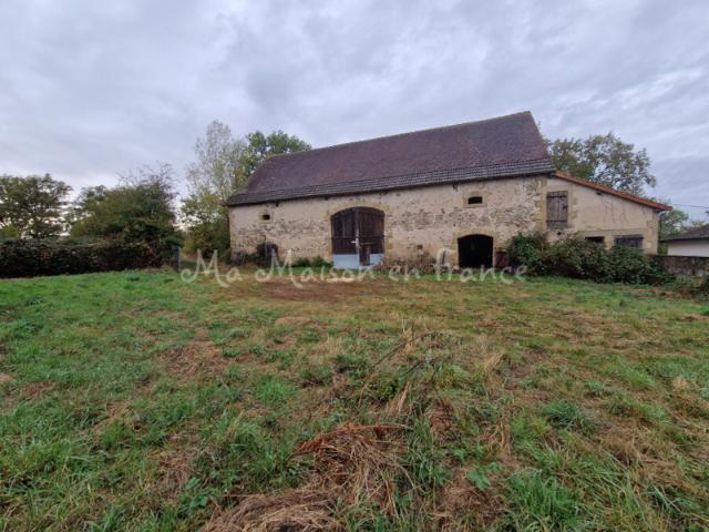 Belle Grange sur ses 2 hectares située dans un Hameau En Exclu