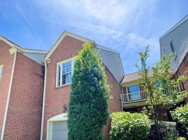 Belle Haven living just minutes from Old Town Alexandria!