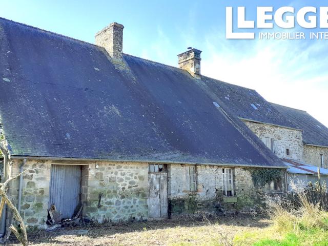 Belle longère mitoyenne avec bâtiment annexe à rénover, sise dans un hameau tranquille à 15 km du Mt St Michel