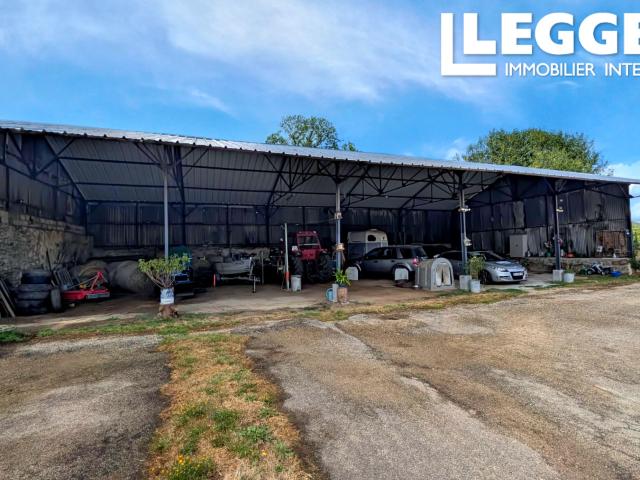 Belle longère de 8 chambres avec 9,5 ha, dépendances et grand hangar – Lanrivain