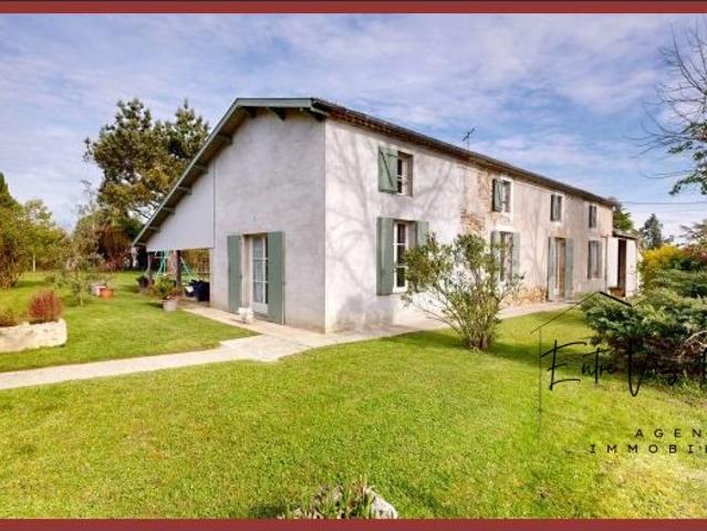 Belle longère en pierre 170m2, 4ch et 197m2 de dépendances 170m² Coimères