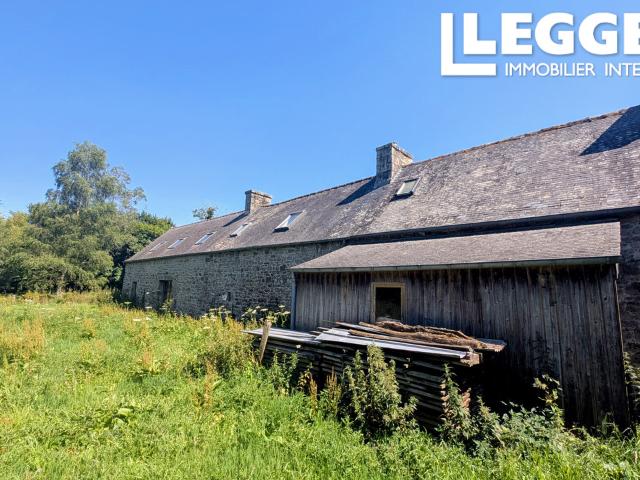 Belle longère en pierre avec étangs, bois privé et potentiel d'aménagement