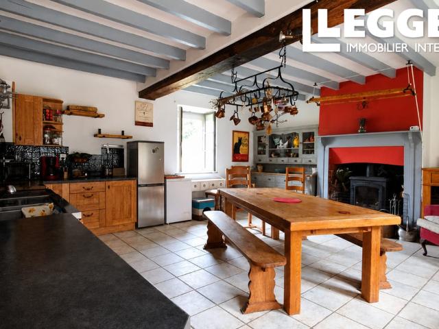 Belle Longère en Pierre avec Jardin Caché, Dépendances et Vue Campagne à Barenton