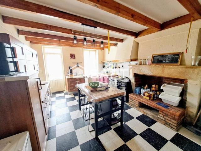 Grande maison familiale rénovée avec dépendance en pierre et zéro travaux !