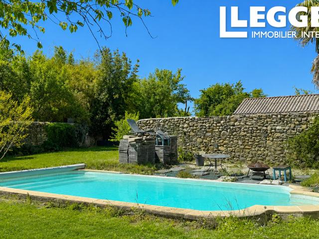 Excellent rapport qualité prix pour cette magnifique maison de village de 4 chs avec piscine, grange et jardn